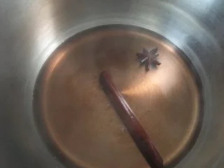 原创|热带雨林圣诞咖啡,水开后，有了淡淡粉红色即可；