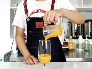 无酒精鸡尾酒，让你轻松尬过战斗民族！,倒入热带水果果泥