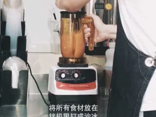 水果冰沙，度夏的绝配,将无籽葡萄、酸奶、竹蔗冰糖糖浆、冰块放入搅拌机，快速搅拌
