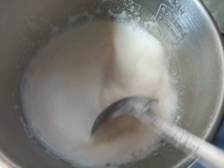 双色青提果冻杯,搅拌均匀至融化