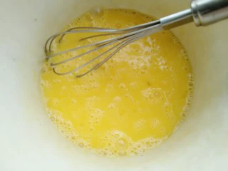 金针番茄蛋汤,鸡蛋加入少许盐打散