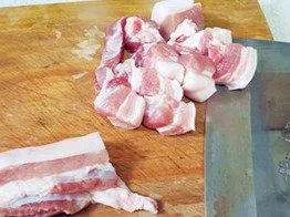 虎皮鹌鹑蛋红烧肉,将五花肉切成块