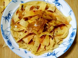 嘎巴菜――天津传统小吃,浇上适量的调汁好的麻酱汁和腐乳汁。