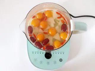 冰糖雪梨金桔饮,最后剩余2分钟时，加入枸杞。