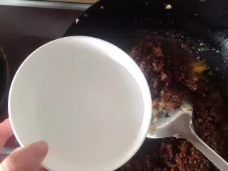 大新疆风味炸酱面 ,各种酱都加好之后，加入半碗水，然后大火收收汁儿～