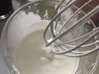 多肉葡萄汁儿,按照商家说明打好奶盖。