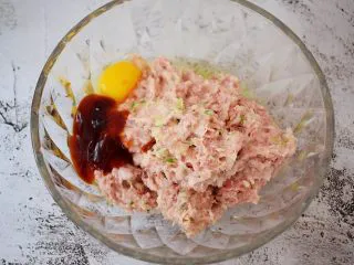 猪肉韭菜锅贴,加入蚝油