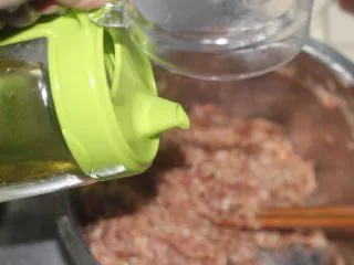 老北京小吃之“干炸小丸子”,加4勺芝麻油或其他植物油,芝麻油最好,比较香。