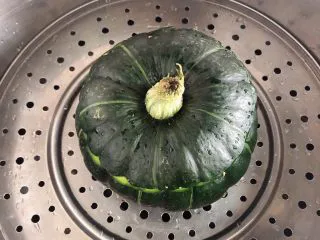 贝贝南瓜坚果饮,把小南瓜冷水上锅。水开后大火蒸15分钟。