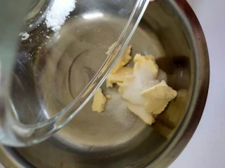 在家也可以制作奶茶,奶盖制作：奶油芝士先在室温软化，用食指可以轻松按个洞的状态，加入细砂糖和盐低速打均匀。