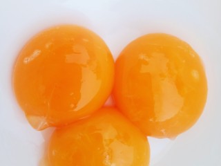 皮蛋特色小吃,蛋黄找一个碗盛放