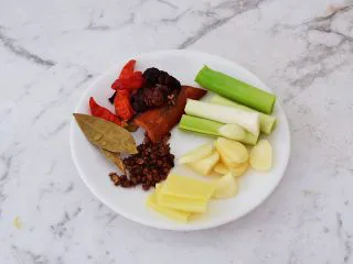 香辣啤酒鹌鹑蛋,在煮的时候把葱切寸段,蒜切片,姜切片,香料洗净备用