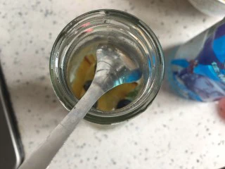 蓝色之恋 夏日饮品,准备一个勺子