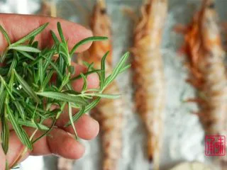承味普罗旺斯迷迭香烤虾,新鲜的迷迭香