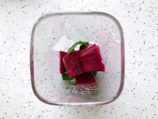 火龙果薄荷气泡水,再放入几块火龙果冰块