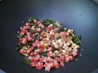 不一样的风味~~腊味杂菜炒饭,加入腊肠腊肉丁