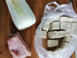 白菜（娃娃菜）豆腐汤, 准备娃娃菜，一颗，豆腐，，瘦肉