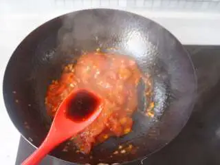 番茄肥牛刀削面,倒入生抽炒匀