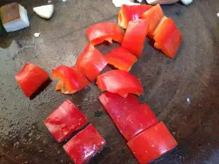 路边小吃自己做―鸡蛋干烤蔬菜串,红椒切块