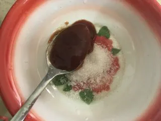 做道小朋友也爱吃的酸甜豆腐,放入番茄酱。