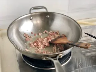 一番风味殿春蔬➕雪菜笋片炒肉丝,炙锅后少许油,小火煸炒肉丝变色