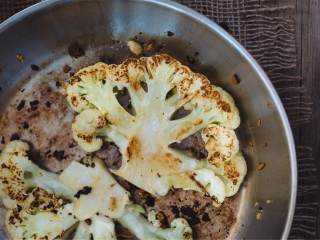 全素三明治配西班牙风味酱汁,取一只大号平底锅，中火加热橄榄油 ；油热后，加入大蒜 ，煸炒15-20秒。