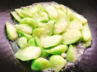 家常菜+丝瓜炒蛋,翻炒均匀直至丝瓜变软