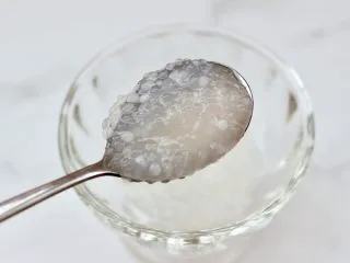 火龙果西米露,备一个自己喜欢的杯子，先放入西米。