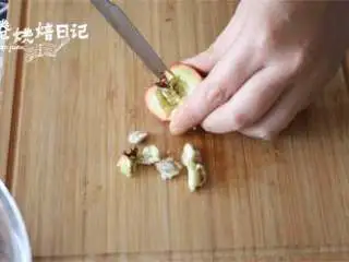山楂之恋在秋季,经典小吃都在这了~,山楂洗净后去柄,当中切开,用小刀去核。