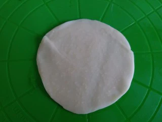 饺子皮版葱香酥饼,取一张饺子皮，上面刷上油盐