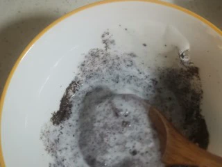 厚切酸奶冰淇淋,搅拌均匀