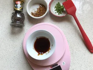 金针菇培根卷,生抽、色拉油、蚝油调成料汁 