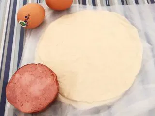 手抓饼开心早餐,准备原材料手抓饼、火腿、鸡蛋备用