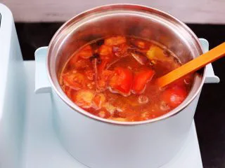 番茄牛肉炖土豆,这个时候把翻炒好的番茄倒入锅中。