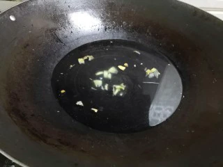 美味小吃,老坛酸辣鸡爪,倒水进锅里煮,放姜片