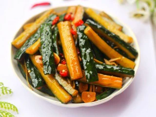 低脂爽脆开胃下饭的腌黄瓜条,成品。