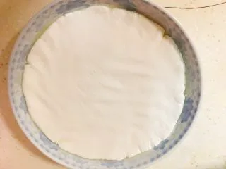 北京小吃·驴打滚,盘中抹少许油。面团放入压平。