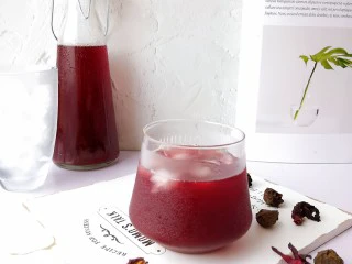 夏季消暑饮品—冰镇酸梅汤,就怎么简单,一杯清凉解暑的酸梅汤制做完成啦!