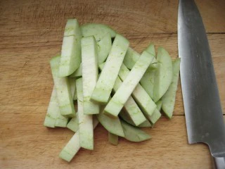 三丝茄子：香辣过瘾的潇湘风味下饭菜,茄子切1厘米宽的条。