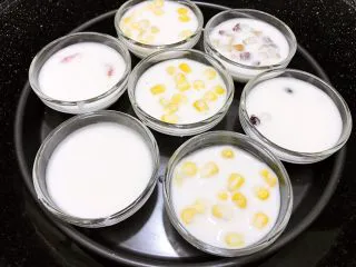 广式小吃——钵仔糕,全部做好后放入蒸锅里,中大火隔水蒸12分钟