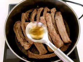 东北风味 密制香辣大肋排,加入1勺料酒