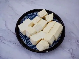 番茄金针菇豆腐汤,嫩豆腐切小块