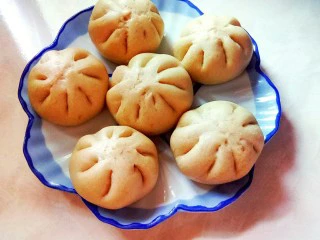 奶茶风味酱香大包一早餐,装盘。