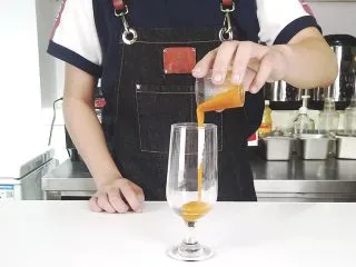 简单制作解渴冷饮，网红水果气泡水,取冷饮杯，倒入橙子果汁