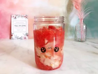 蜂蜜荔枝西柚汁,这里要注意的是,食材不要放太满,以免影响榨汁机搅拌,根据我的用量来就行了