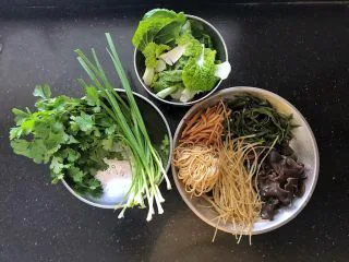 河南小吃-羊肉烩面,14、准备好所有的配菜,择洗干净后沥干水份。