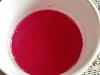 石榴气泡鸡尾酒,制成石榴汁