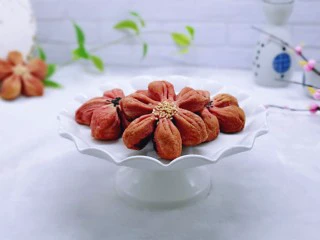 中式甜点～蜜豆桃花酥,取出放到凉架上放凉，美美哒。