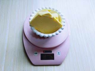 俄罗斯提拉米苏#异国美食#,黄油称重好室温软化。