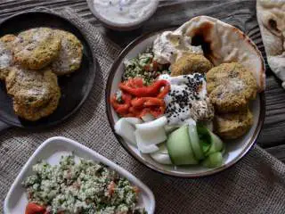 中东风味豆饼营养碗,把以上食材放进料理机,开启开关直至搅拌混合均匀。在料理机工作的时候,慢慢地加进玉米粉 ,搅拌直至变成略湿的面团。